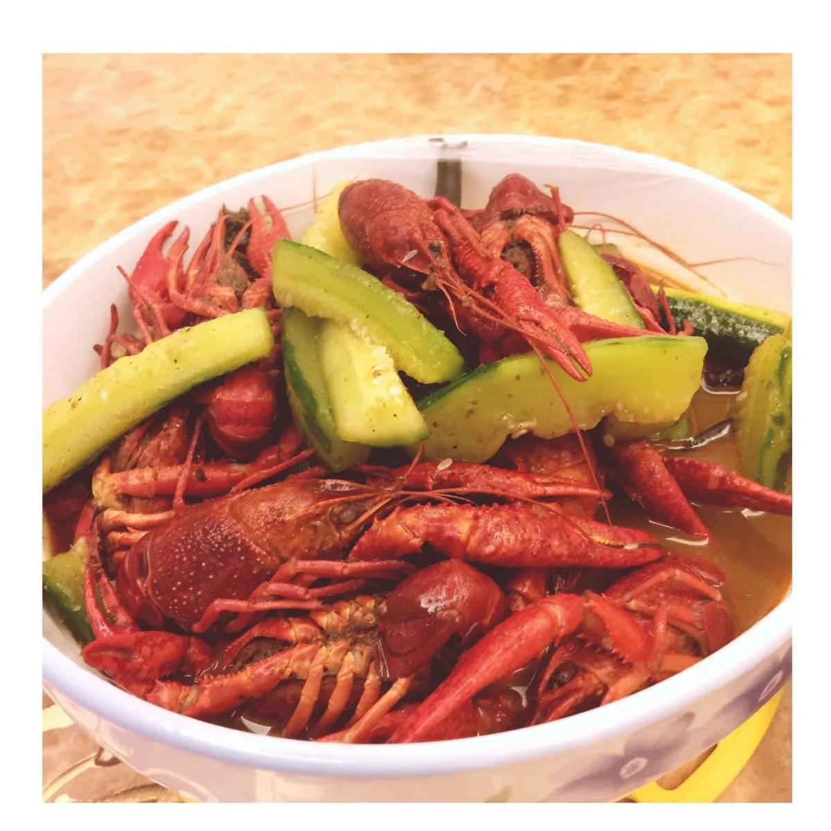 英国不让活煮龙虾了？新规背后的门道和争议
 
英国最近出了个新规，不准再活煮龙虾