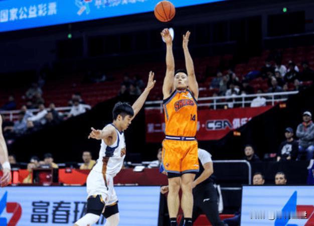 12月3日CBA俱乐部杯小组赛，上海男篮111 - 72大胜四川，以39分的巨大
