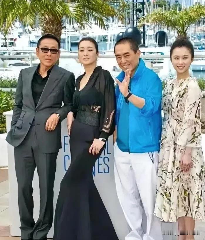 老戏骨合照风采就是不一样。张艺谋导演有人称他为
