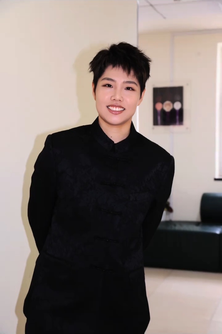 拜倒在黄东萍的黑色衣服下 