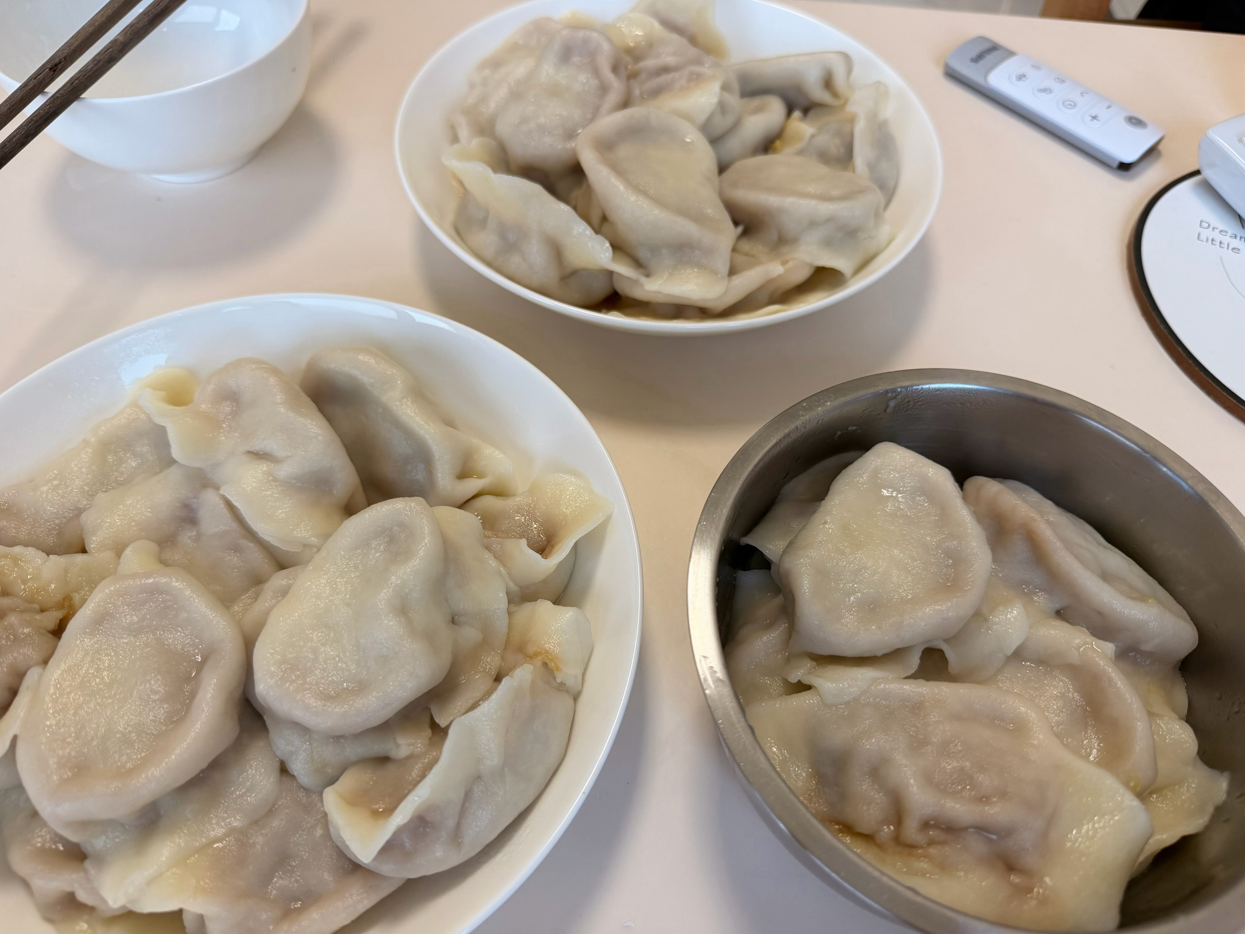 今天没上班，包个猪肉白菜馅儿的饺子自制美食