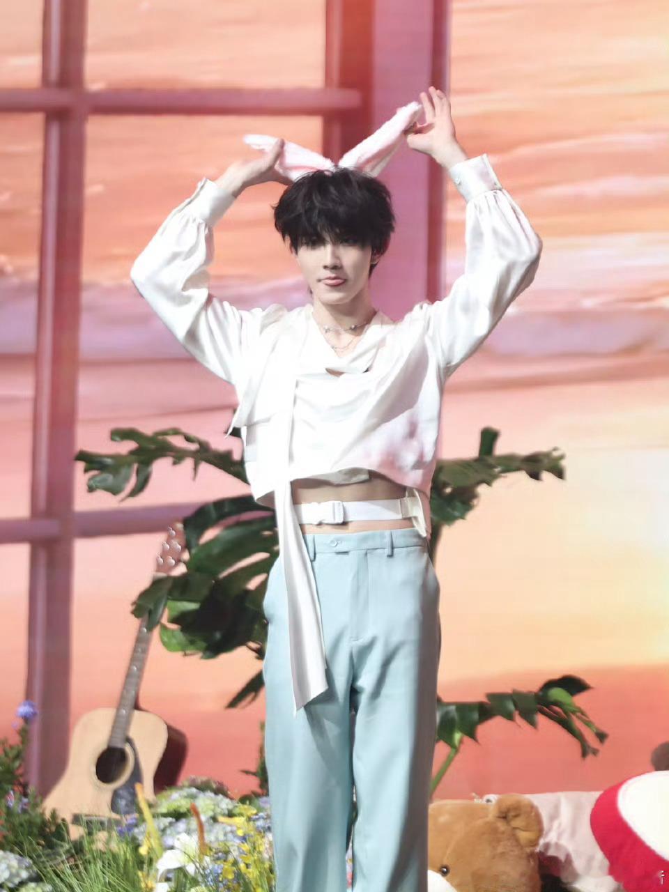 苏新皓杂志首个售罄登陆少年ELLE五月刊，朱志鑫、张泽禹、左航、苏新皓都发了秒切