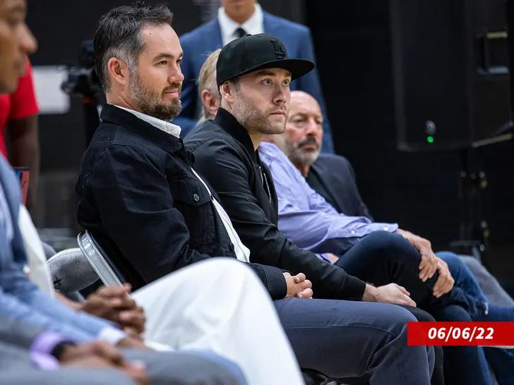 洛杉矶湖人队宣布，乔伊·巴斯和杰西·巴斯即日起卸任管理层职务。尽管大部分股权以1