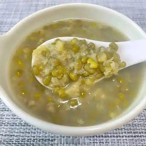 【小贴士】 煮绿豆汤时有人觉得绿豆的皮口感不好，熬煮时就用漏勺把它们都撇出扔掉。