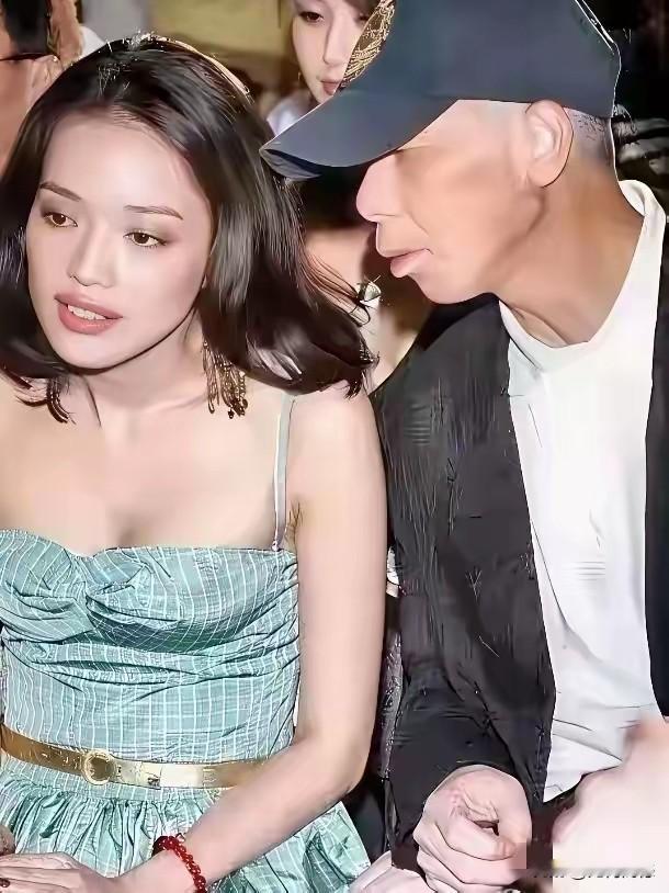 现在很少看到这个大美女了，互联网如此发达，并没有看到她开直播，像她们这些大明星，