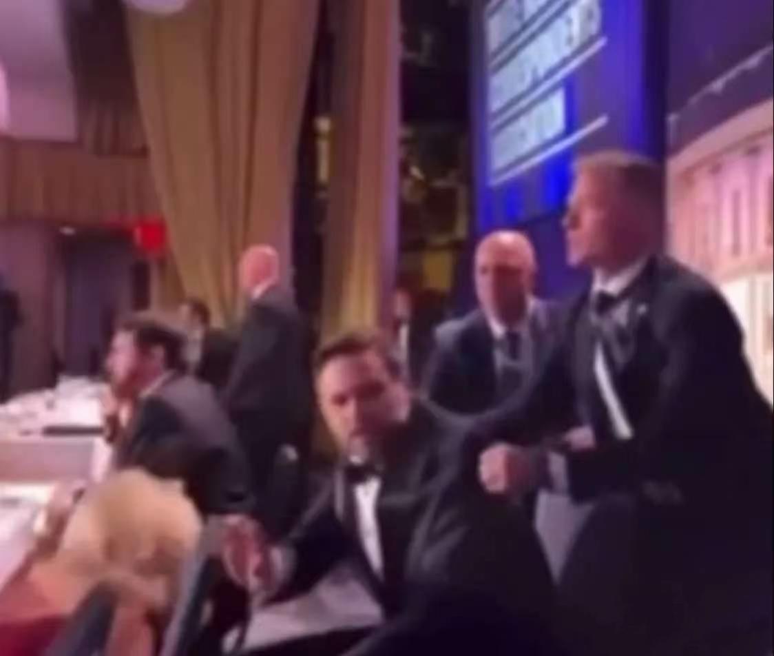 枪声一响，万斯先撤！

美国白宫晚宴上，众多记者都被突如其来的枪声吓坏了，

副