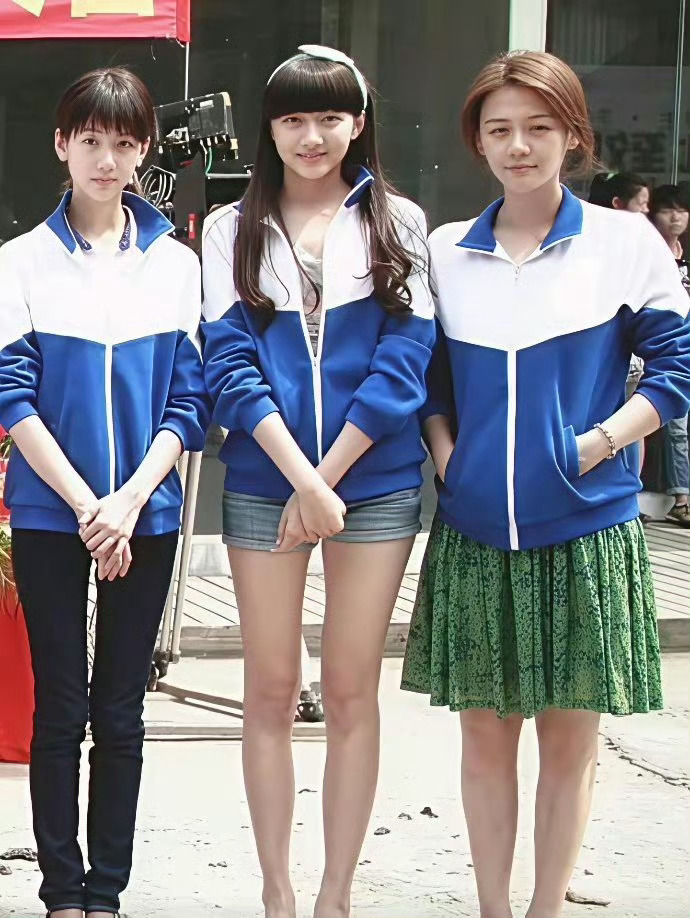 《左耳》当年开机时，陈都灵、关晓彤、马思纯学生打扮合照，满满的青春啊 