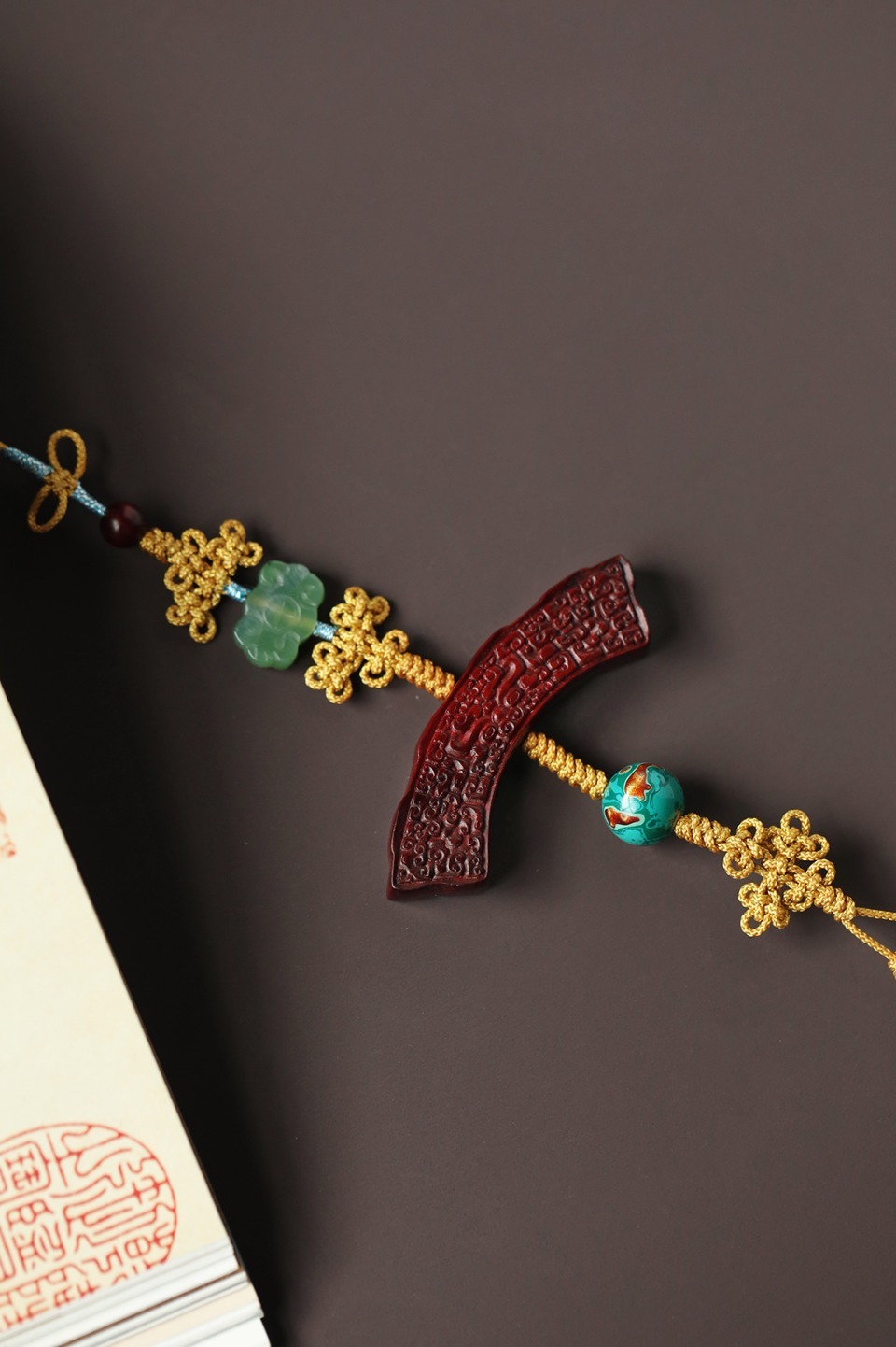 紫檀【古兽纹玉璜式】挂件 设计典雅，宫廷风兼具时尚感。可做包挂，压襟或车挂等。配