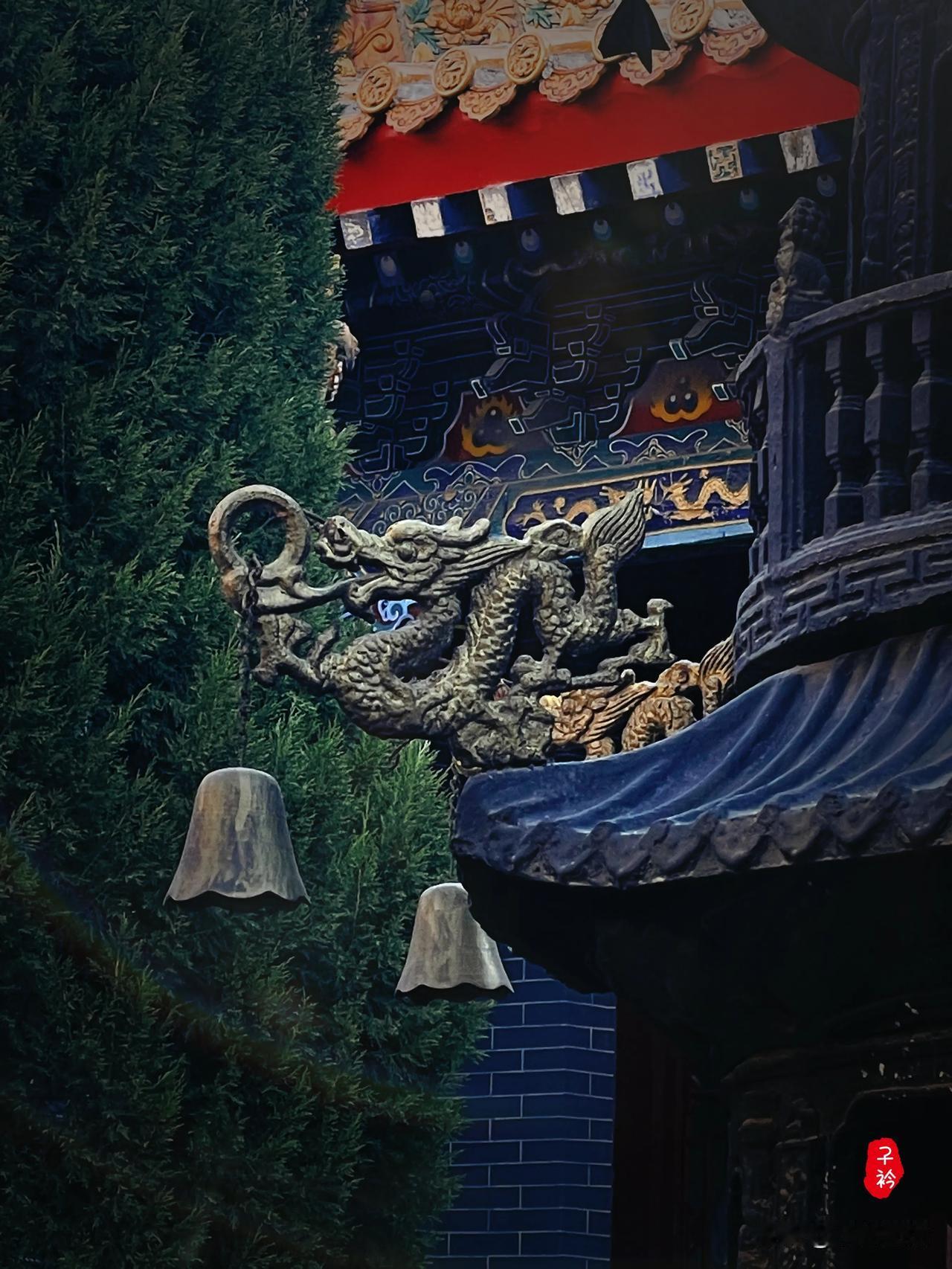 《立春·十方院小记》  
蜡梅咬破最后一点寒  
香火把祈愿举向云端  
蓝是天