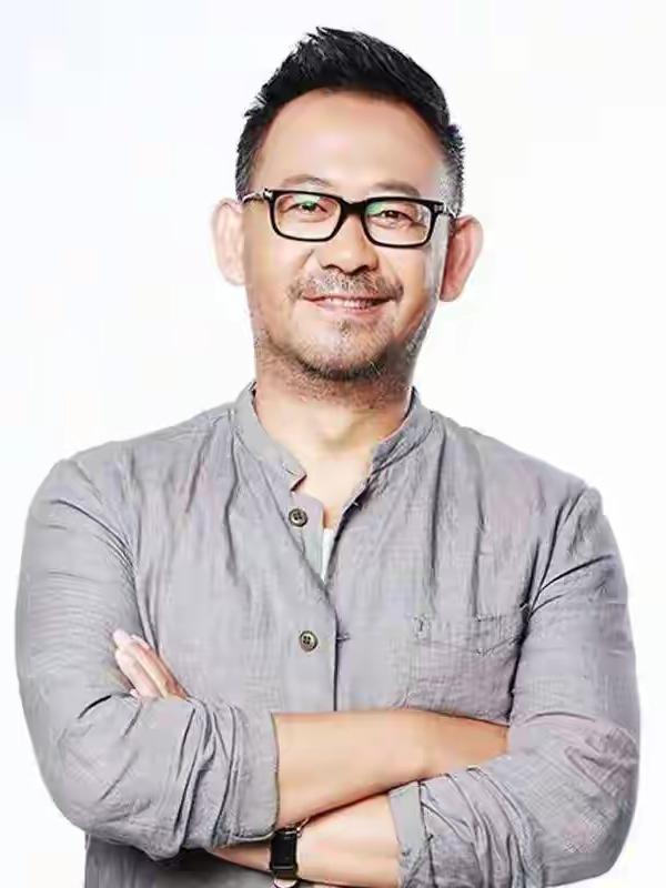 演员姜武怒了，他说：“自媒体说我4岁才会说话，我忍了。但说我和我哥姜文是同母异父