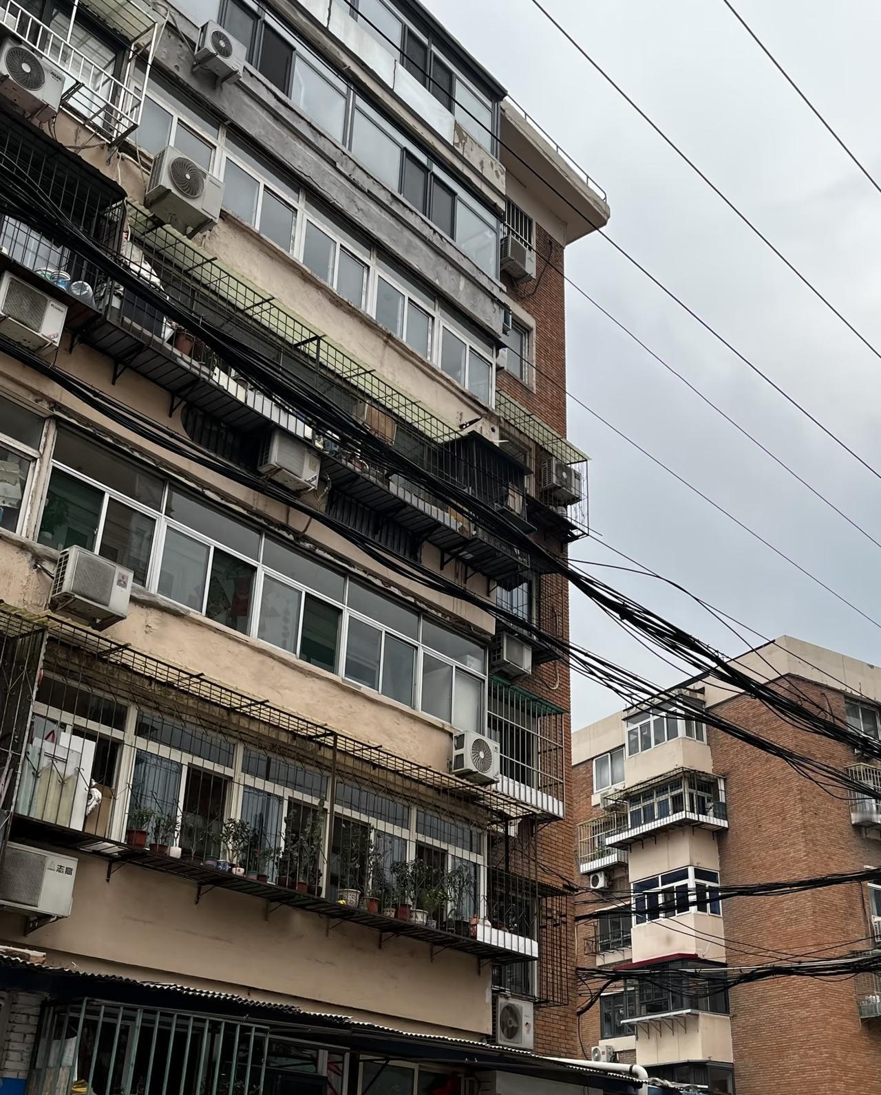 来自山西的20山西人打工 多岁姑娘，
二本大学毕业后孤身来到天津打拼，
在同一家