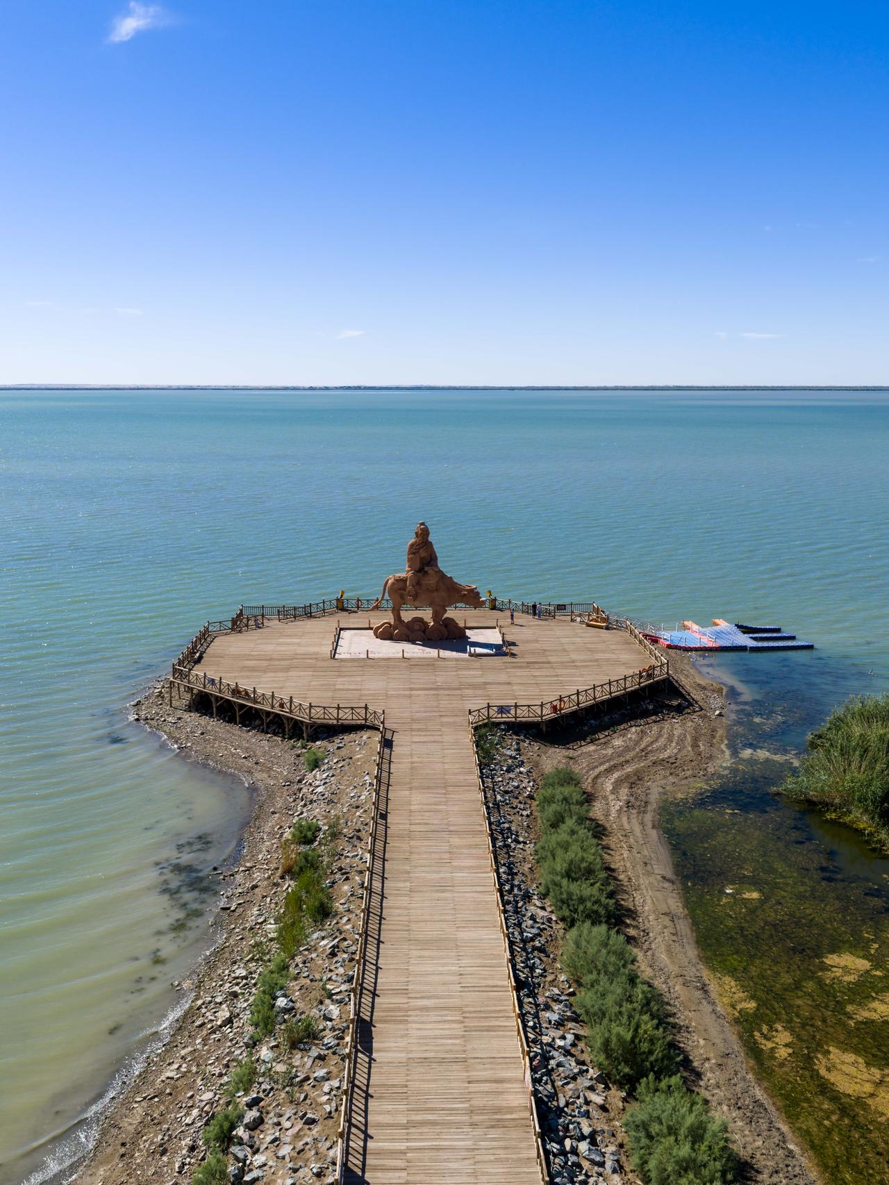 想不到在大漠深处，居然有这样一块“海”，各种海鸥水鸟真的让人想不到。
这里曾因干
