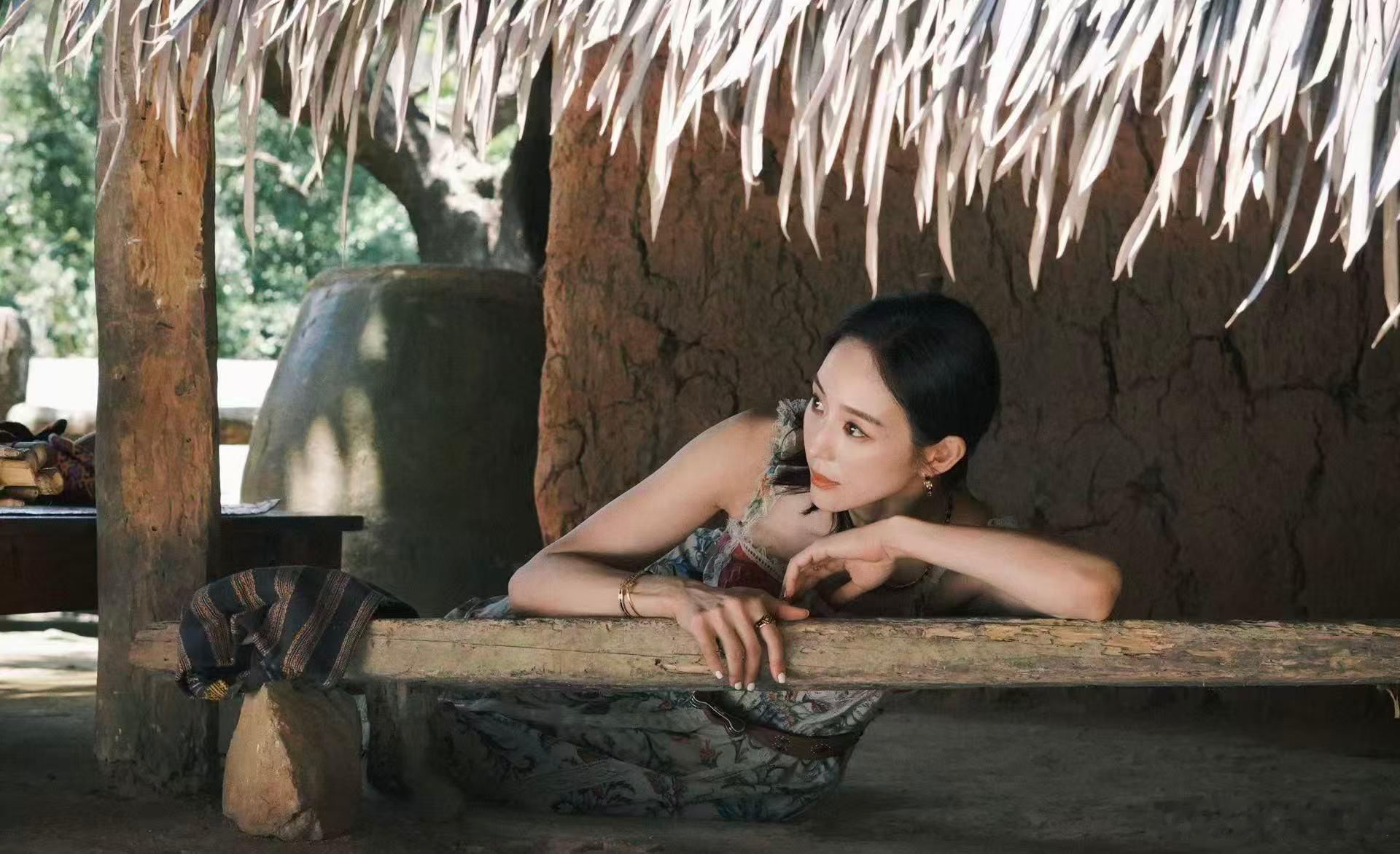 张钧甯和黎族织娘牵手张钧甯和黎族织娘牵手，还拍了合照！！张钧甯和黎族阿婆合照