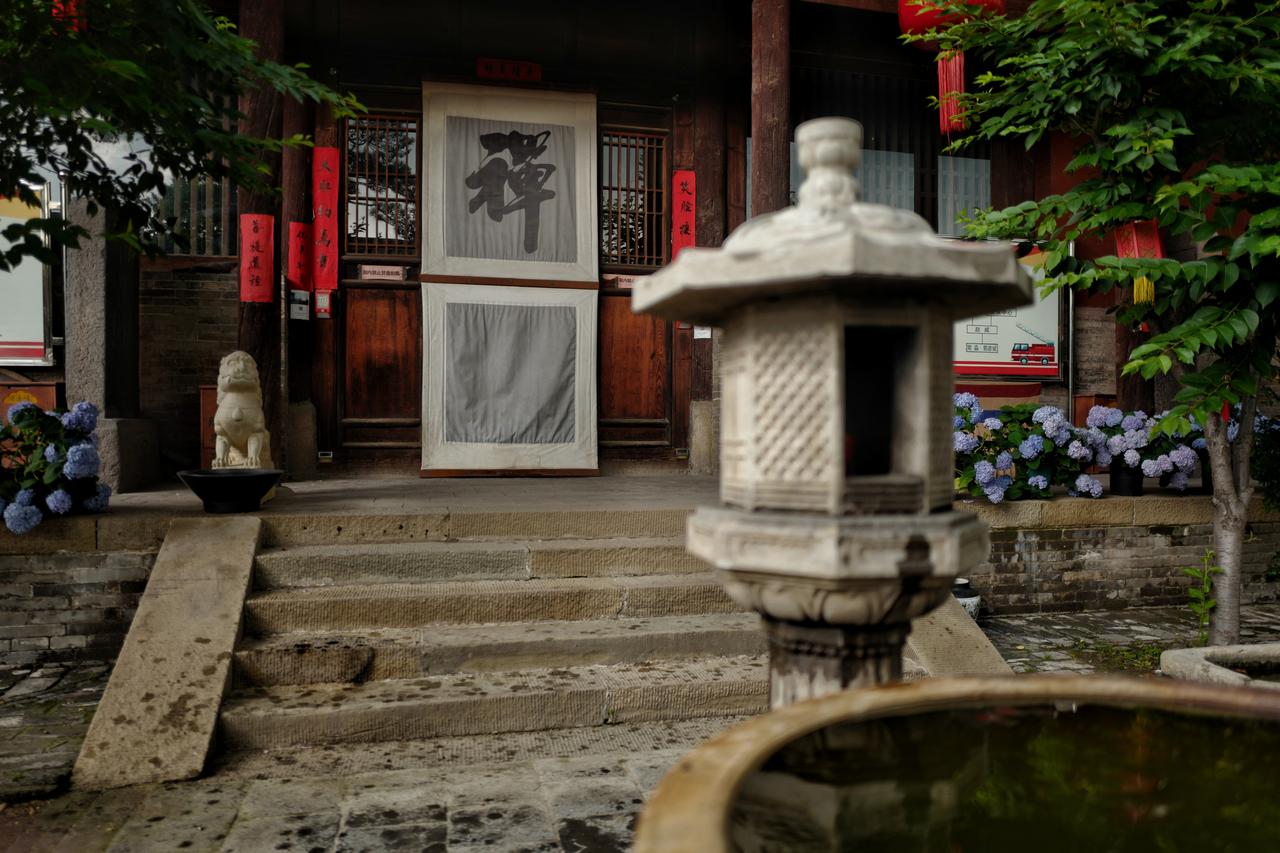 山西太原明秀寺.过殿
清代木构，悬山顶
主塑布袋弥勒（大肚弥勒），两侧和合二仙，