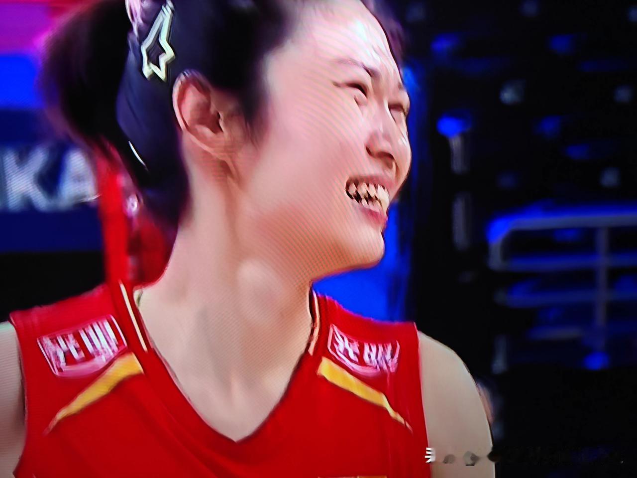 世界女排联赛中国队自由人王梦洁又得分了，她在今晚中国女排与巴西女排的比赛第一局防
