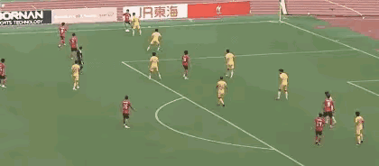 在禁区这么危险的地带徐彬这颗球完全可以传给左侧无人逼抢的两个队友，最差也是开出边