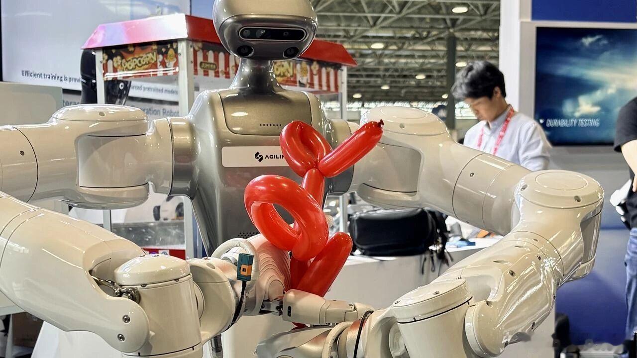 最近，临界点 AGILINK 宣布完成新一轮融资，投后估值超 10 亿美元。从公