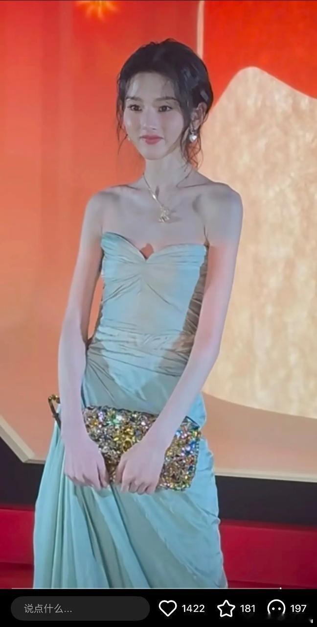 宋祖儿这么瘦，不适合穿露肩礼服，试试miumiu吧 