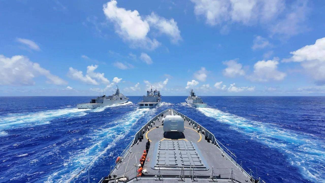 别再追着喊055“万吨大驱”了，你知道天天在东海上跟美日军机军舰脸贴脸、把对方往