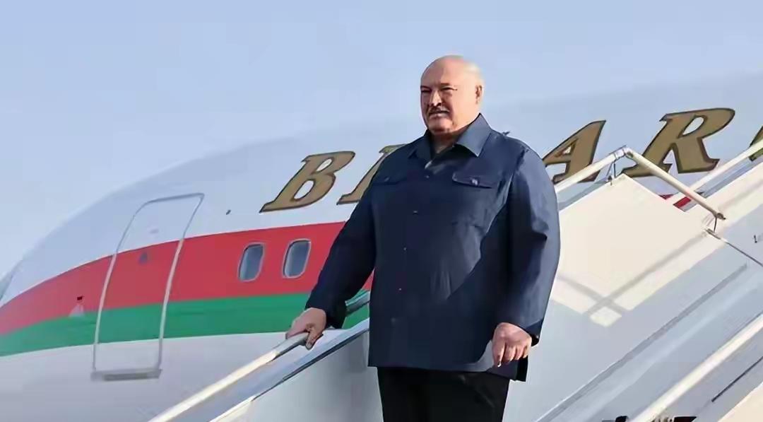 白俄罗斯总统卢卡申科访问朝鲜，转机抵达平壤时，金正恩没有亲自接机，而是派朝鲜内阁