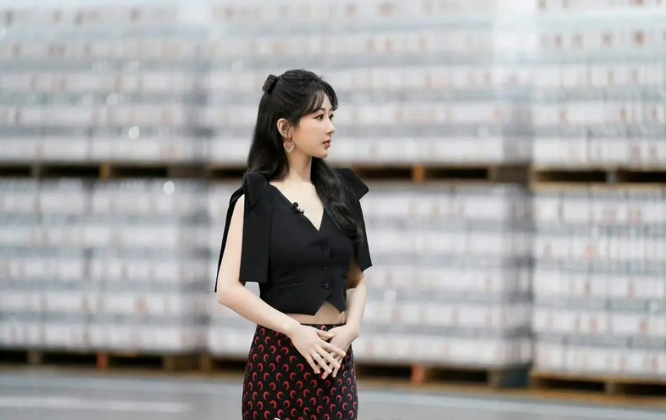 杨紫这是以身试险啊，这种身材看来真的不适合这种衣服 ​​​