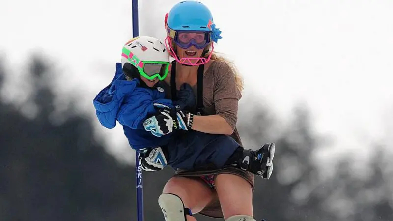 【母子组合创造高山滑雪历史】与自己的母亲同场竞技是什么感觉？墨西哥选手莎拉·施莱