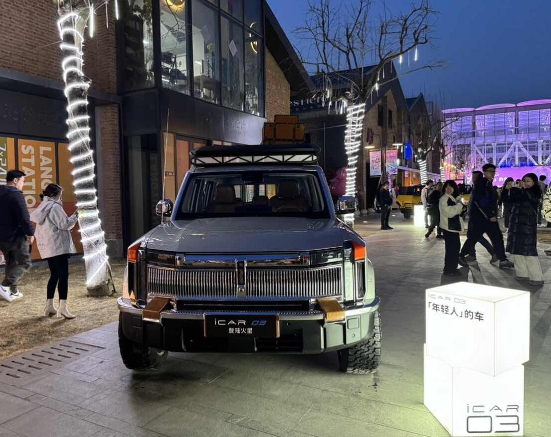 我们来到了奇瑞iCAR 03上市发布会的现场！在大门外就看到了各种颜色、各种配置