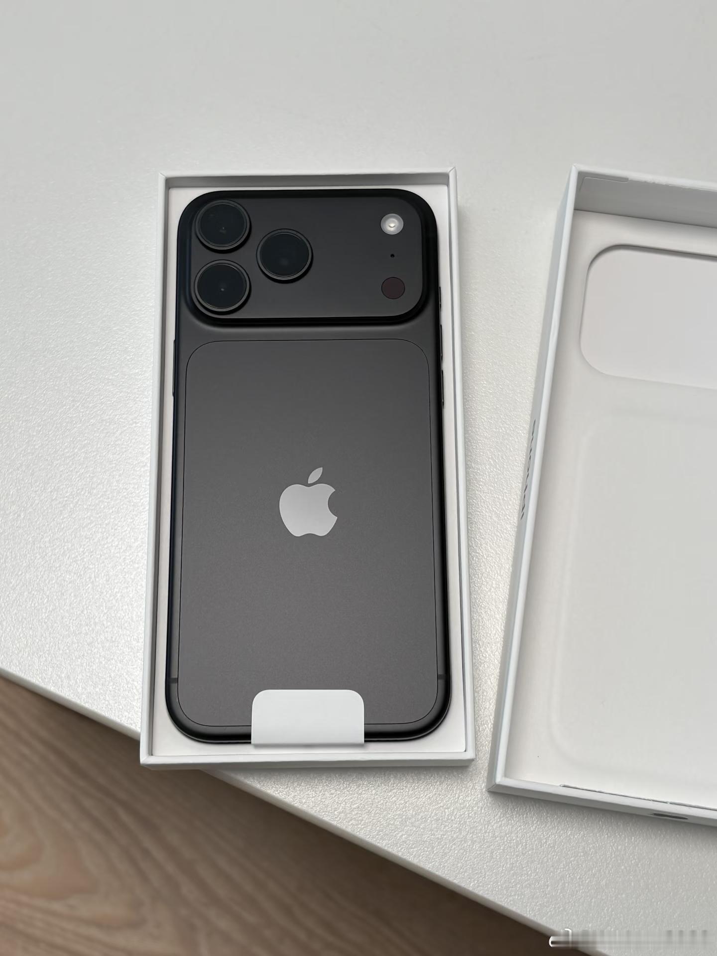 我觉得今年这个iPhone18Pro的黑色确实漂亮质感无敌 ​​​