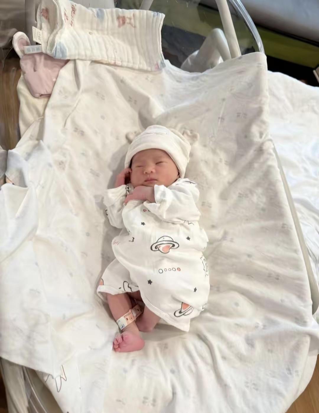 解释不清了

产房里，刚落地的男婴没了呼吸，医生拍了好几次也没哭声，都准备放弃了