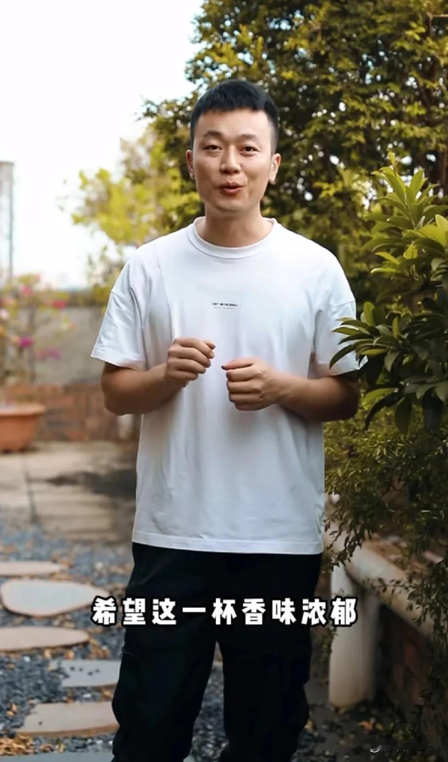 秋爸暖心教老干妈们做姜茶。今天的视频感觉有点李子柒的影子了，画风非常唯美。
 