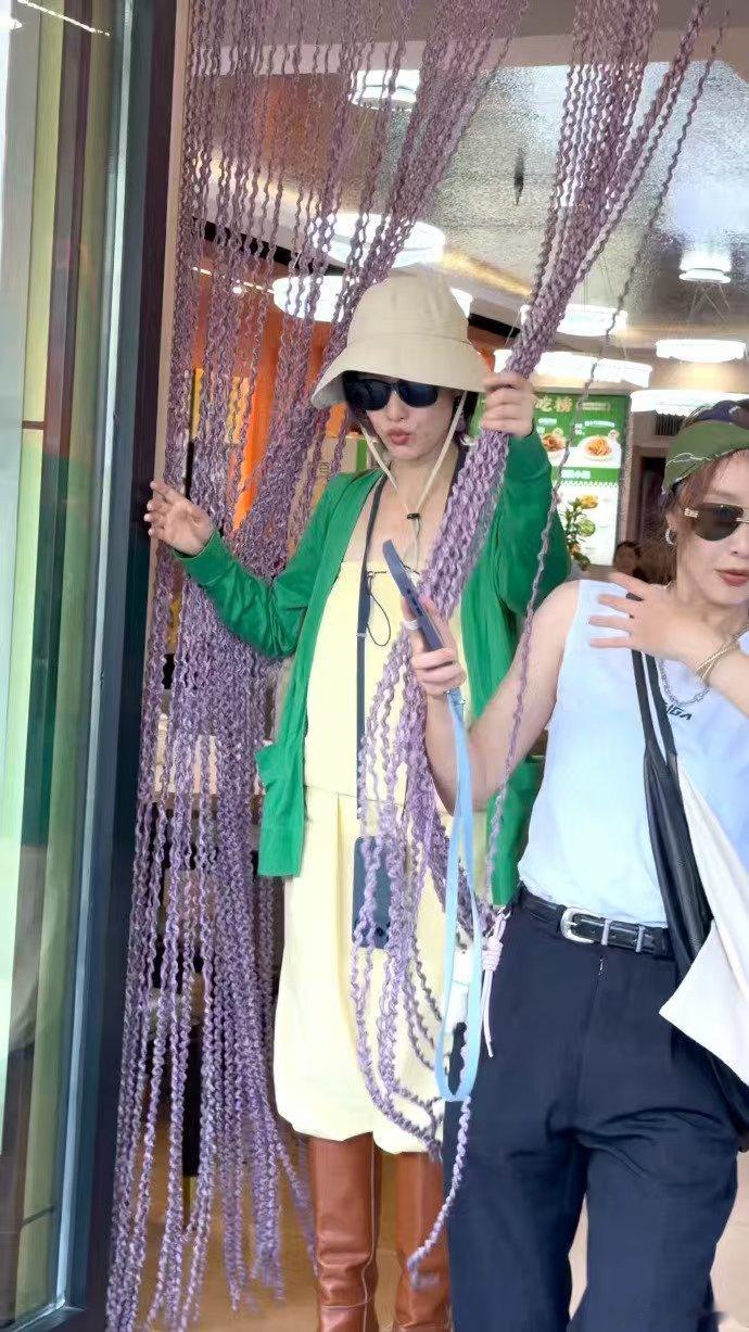 倪妮新疆vlog被倪妮新疆vlog里的松弛感狠狠治愈，行走在新疆大好河山之间，穿