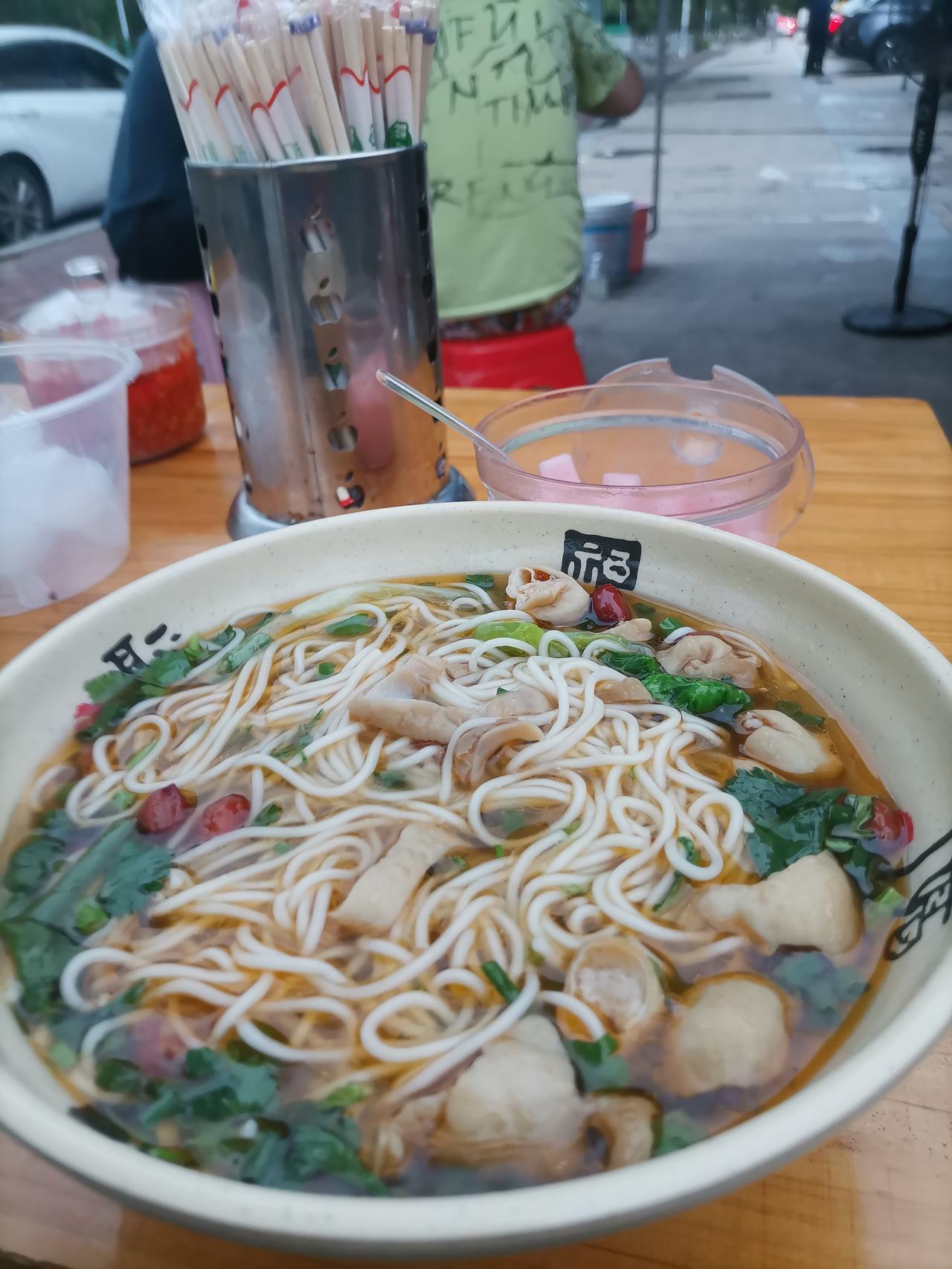 吃早餐肥肠面[爱慕][爱慕][爱慕]
今天早上吃了碗肥肠面，那滋味，太上头了！