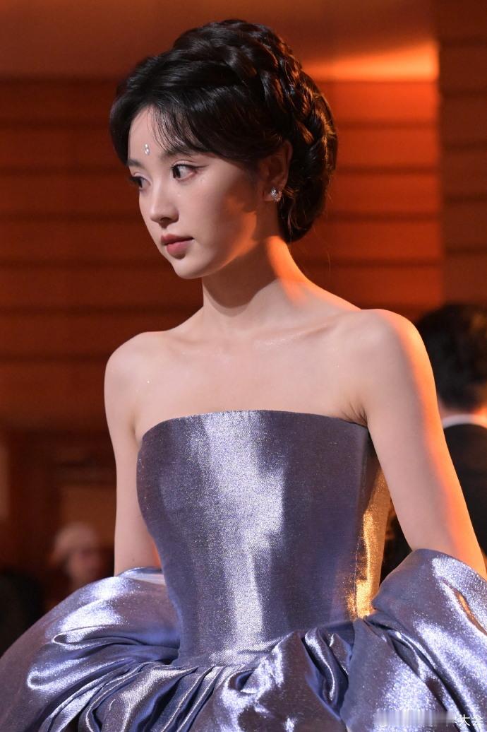 #田曦薇缎面银色抹胸长裙#田曦薇微博视界大会红毯生图秀，一袭银色缎面抹胸长裙让她