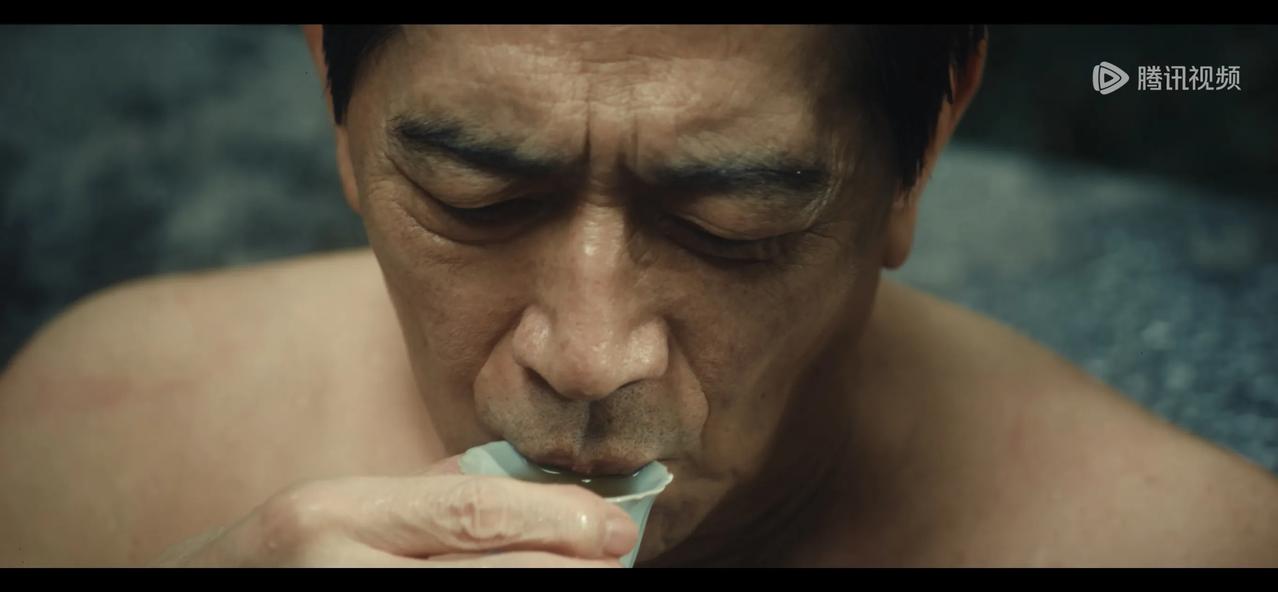 陈乐园野心不小，同时监视郑桂平和朱应甲，这两个都是他领导。

陈乐园背着一个包找