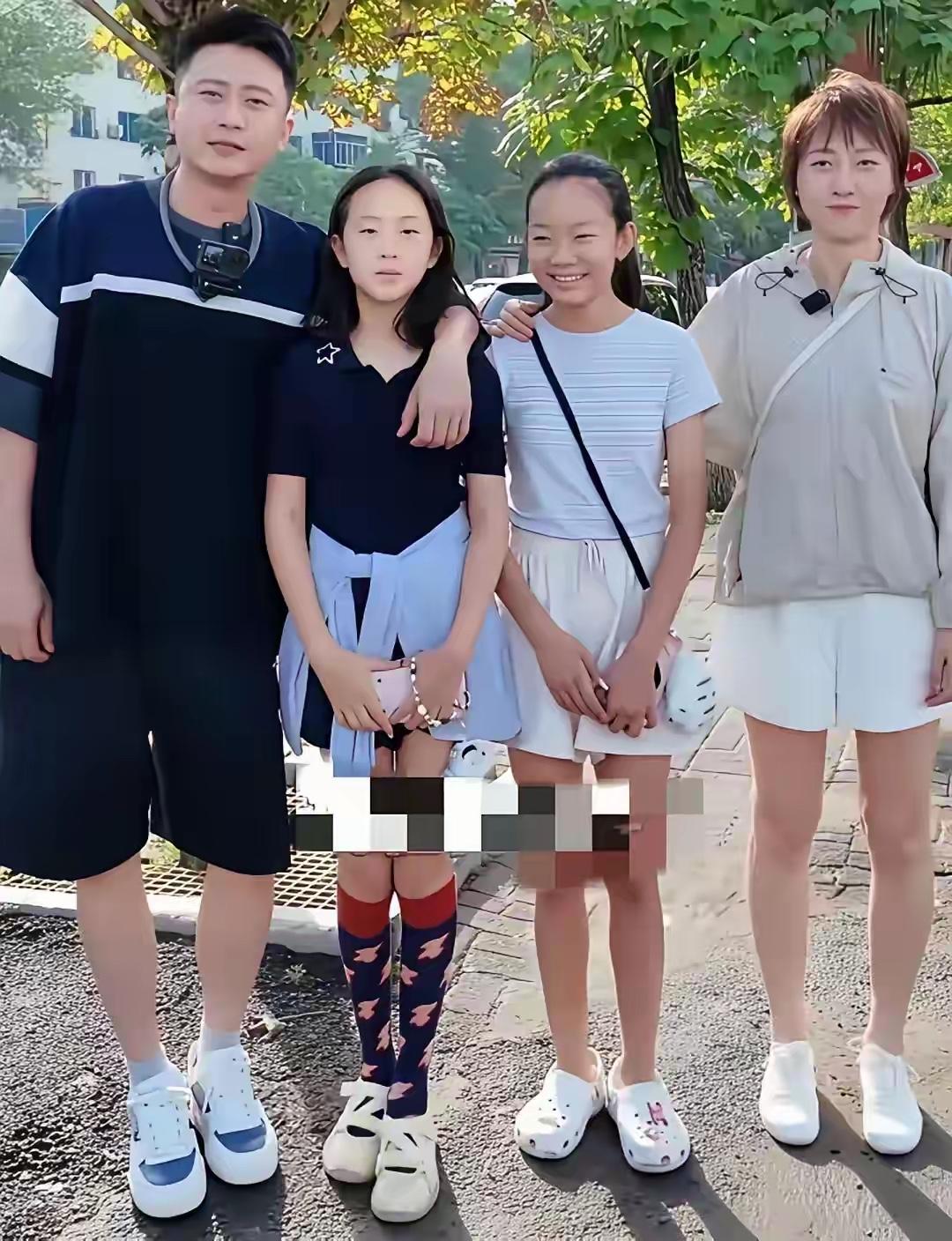 央视著名主持人杨帆一家四口幸福满满的全家福，幸福美满又温馨。

杨帆黑色上衣搭配