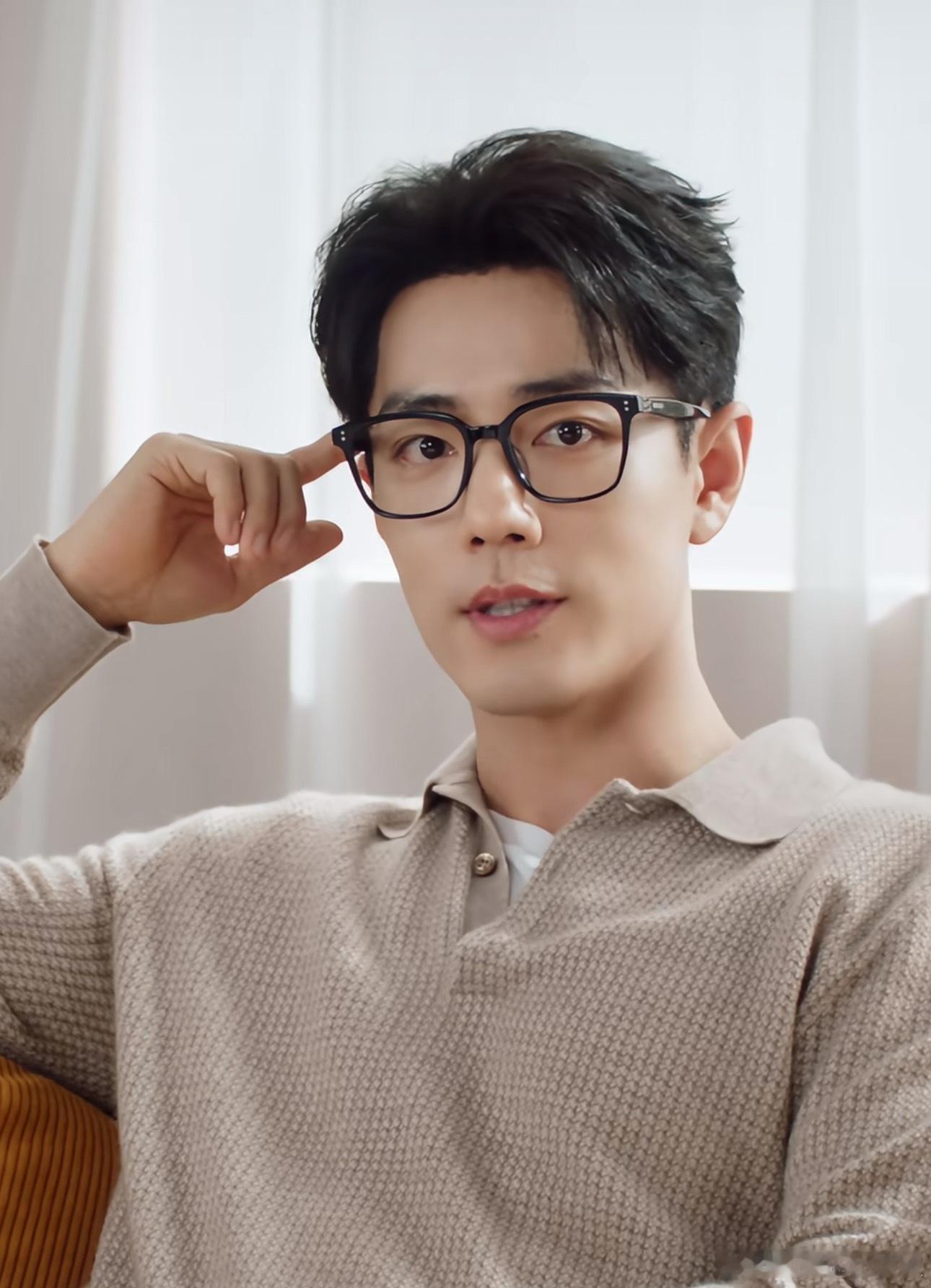 肖战最新物料，🕶️高智感人夫即视感，这造型就缩爱不爱吧 