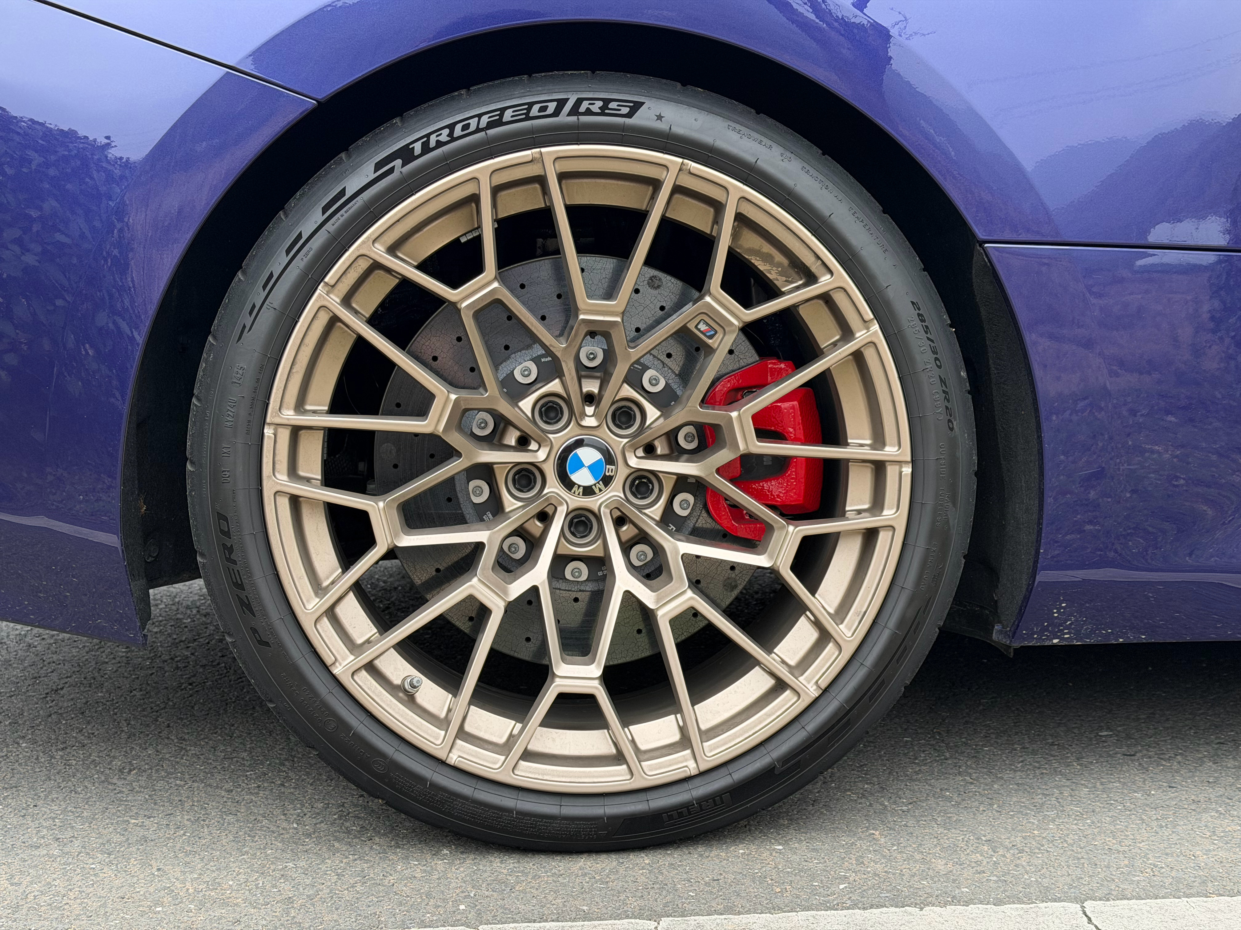 宝马M2 CS原配的星标倍耐力P Zero Trofeo RS胎详细图。目前顶级