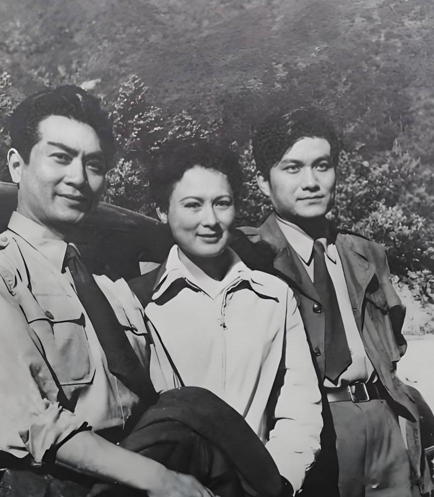 🎬 这张珍贵的老照片，看上去满满的年代感。
这是电影《蓝色档案》外景地留下的合