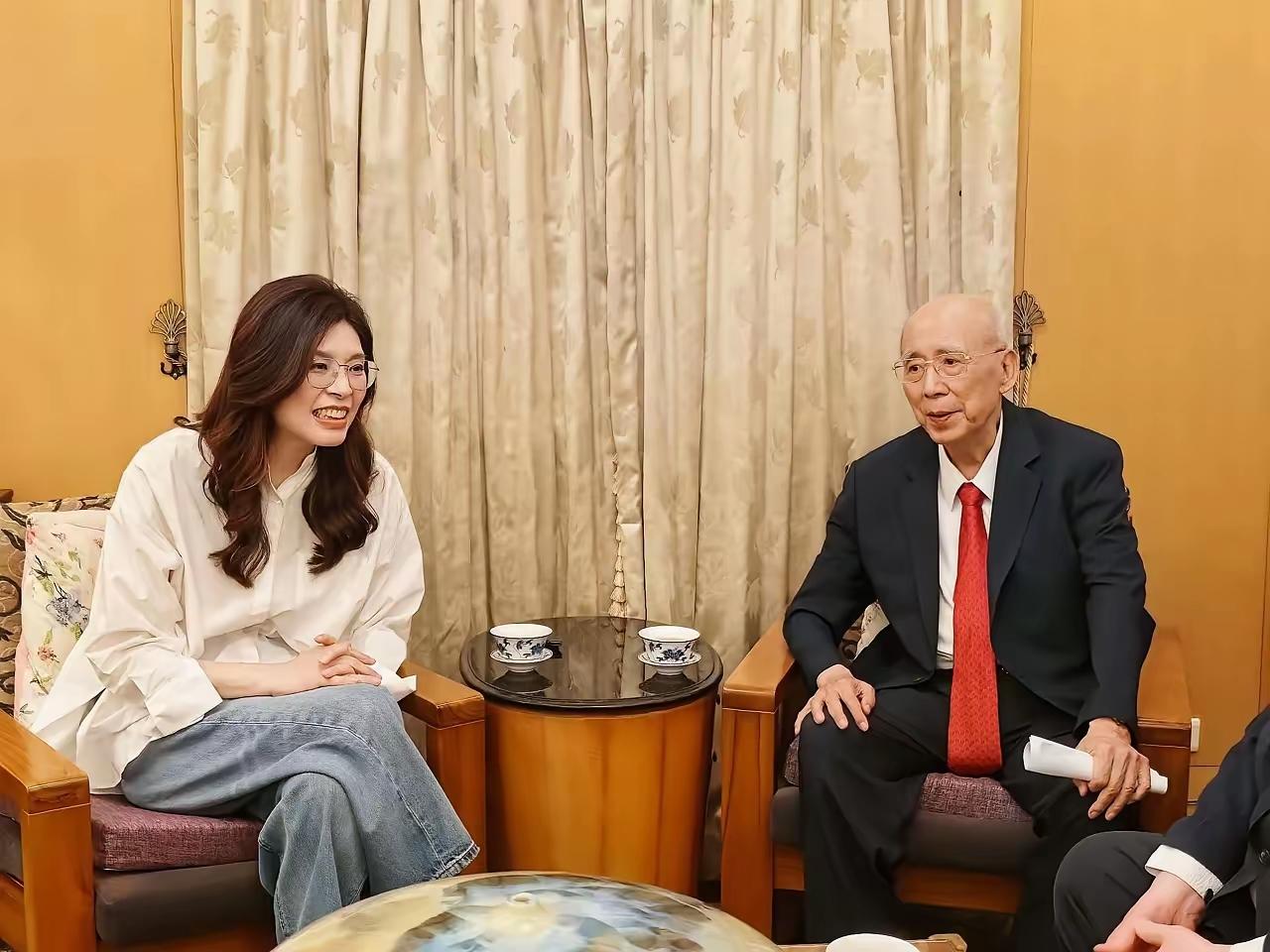 郑丽文与吴伯雄，国民党新老主席同框照。