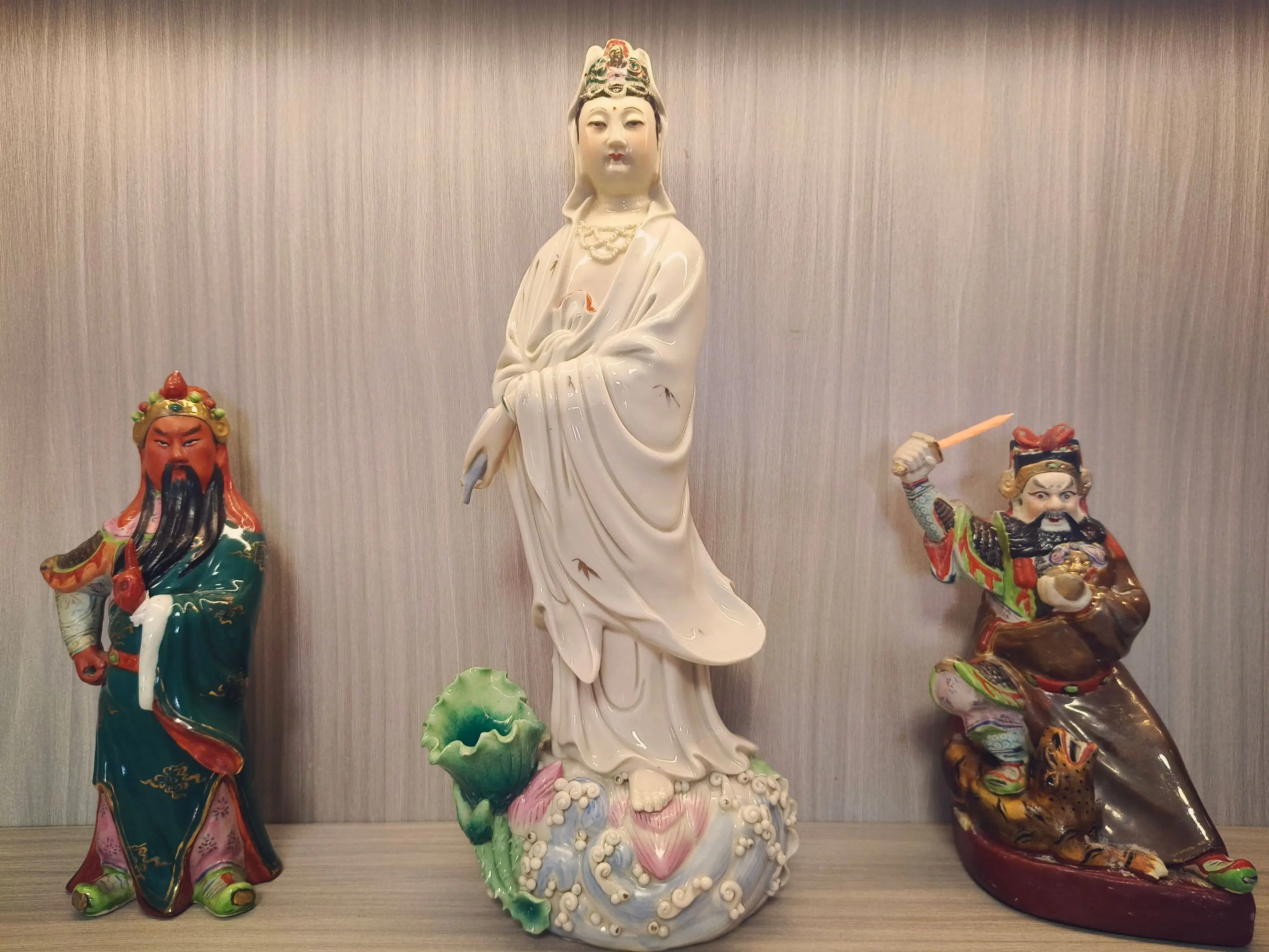 莲座垂慈，甘露遍三千世界； 青龙护义，金鞭镇十万尘烟。