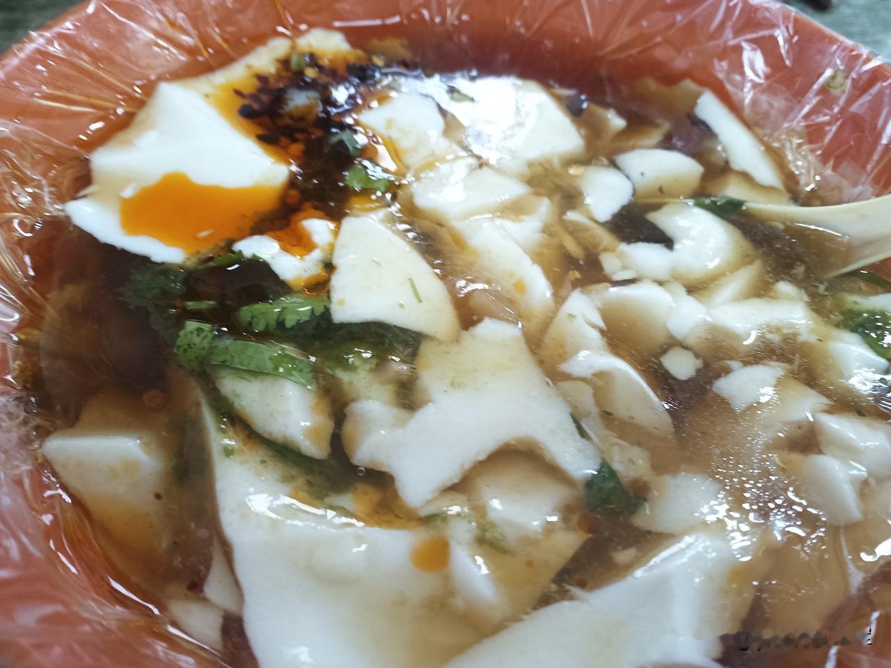 豆腐脑
和老伴去长春永兴早市溜达，早上没有吃饭，到早上就想寻一美食、小吃。
这天