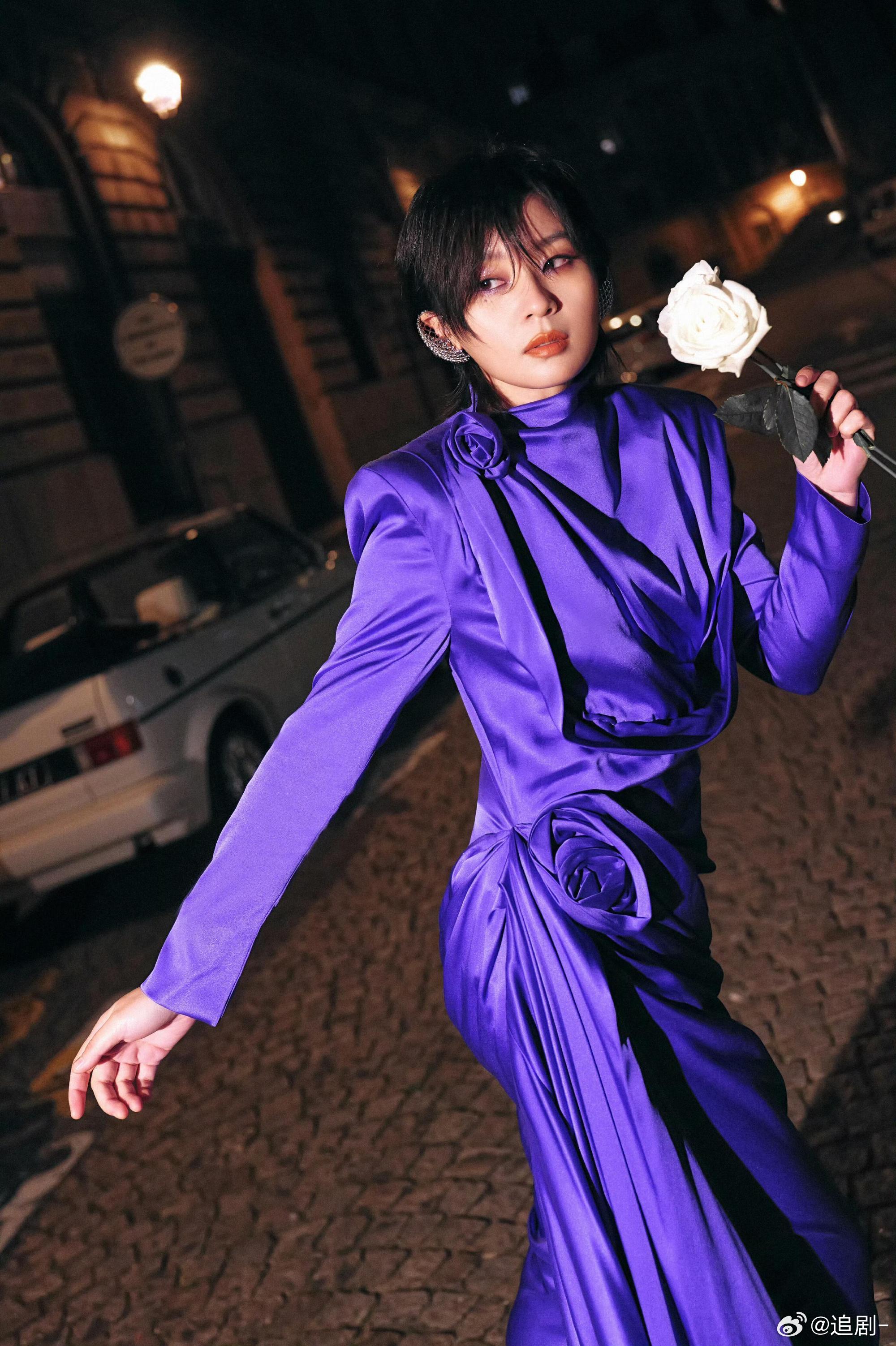 周笔畅周笔畅巴黎秒变紫薯精周笔畅紫色长裙 剧粉被笔笔巴黎造型美晕，紫薯精紫裙造型