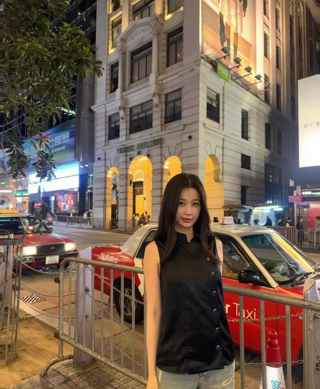 虞书欣[超话]虞书欣﻿姜暮﻿来自星星的穿搭 

 𝑌𝑜𝑢 𝑓𝑒𝑙𝑙