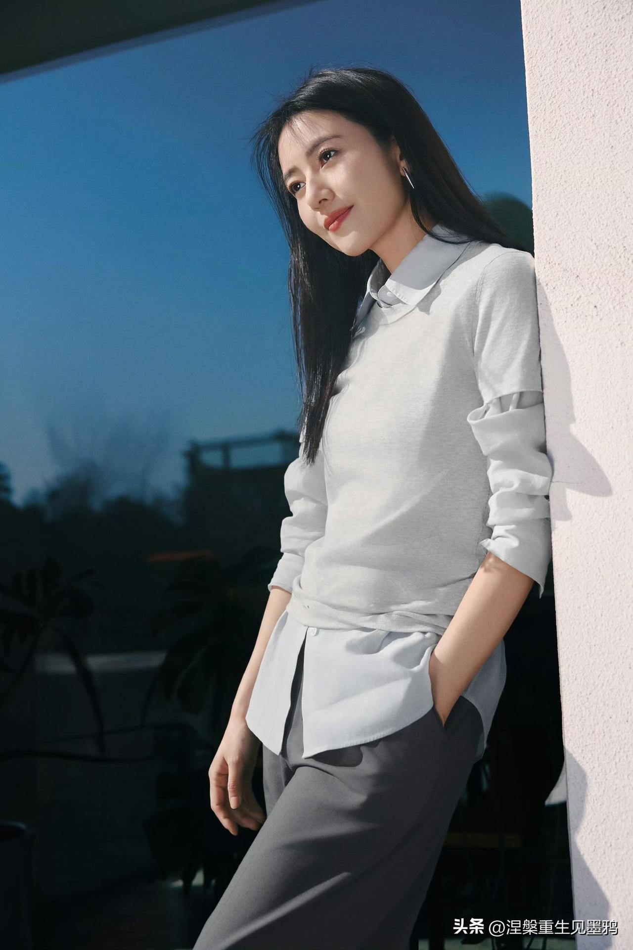 时光从不败美人，永远的国民女神高圆圆。岁月在她身上没有留下焦虑的痕迹，反而沉淀出