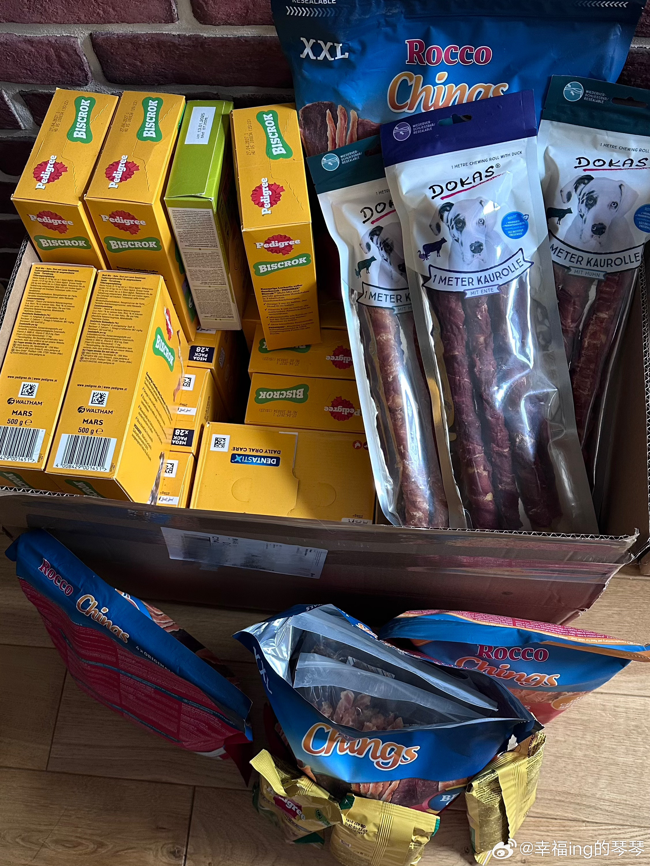 邻居家的狗狗去世了，就把他家的狗狗零食都送给我家了。 