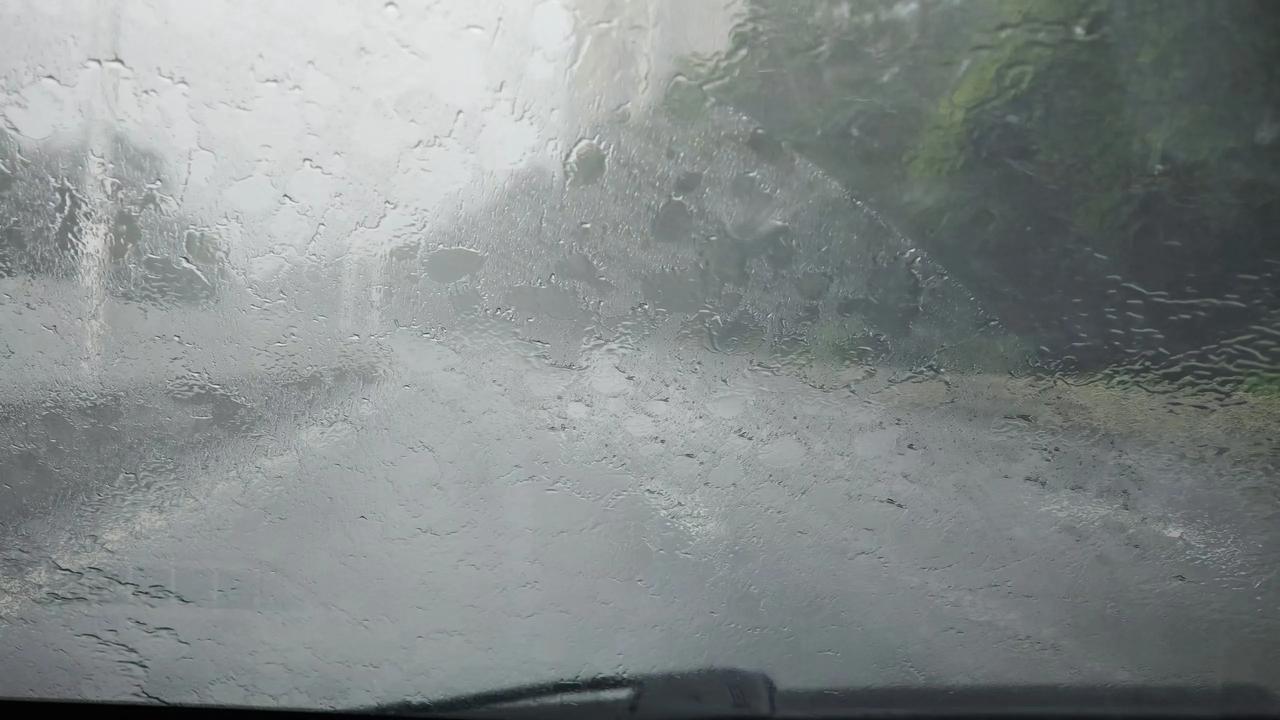 突然大雨，走一段路一直在侧滑，有点恐怖。