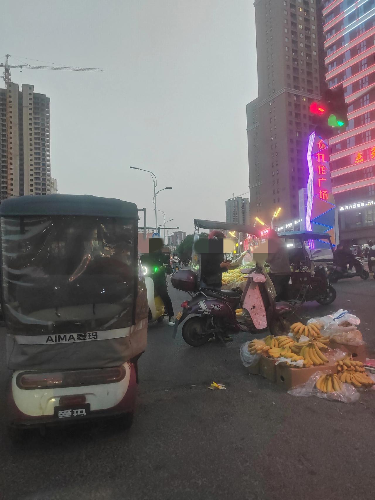 街头可以随意占道摆摊儿，机动车可以任意停放，遛狗者可以让自己的狗不加约束地随意乱