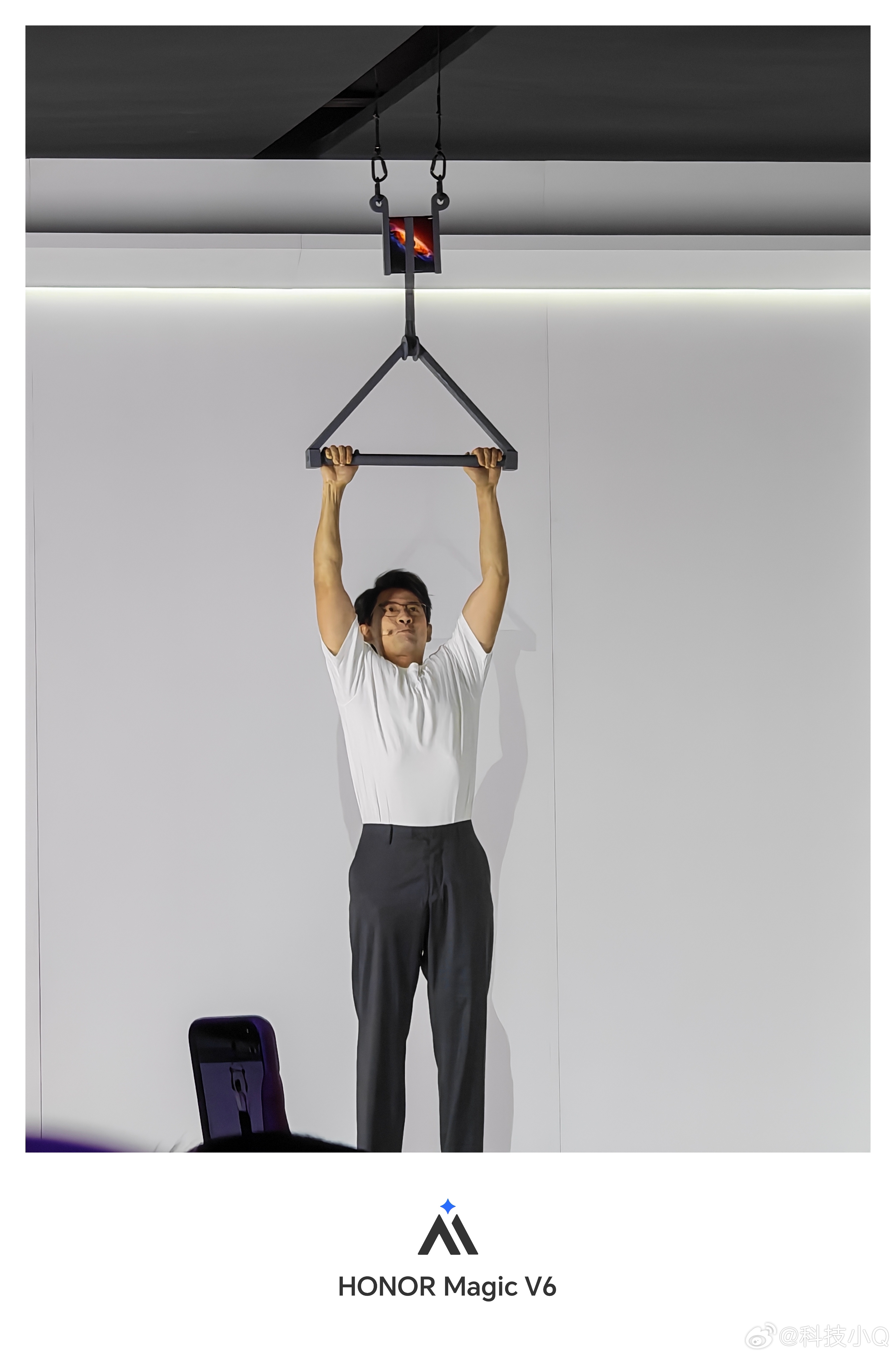 荣耀Magic V6 这次不仅屏幕够刚！！！内外双屏均配备至臻黑钻屏，高性能材料