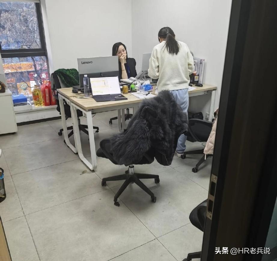 跟面了一个34岁的客服主管，整个面试过程双方的沟通还是比较顺畅的，从面试官的微表