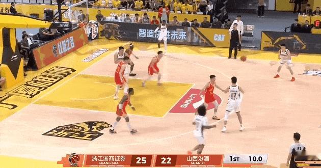 山西男篮牛逼，在浙江广厦的主场艰难赢下第一场比赛，裁判这一场真的太黑了，能把焦海